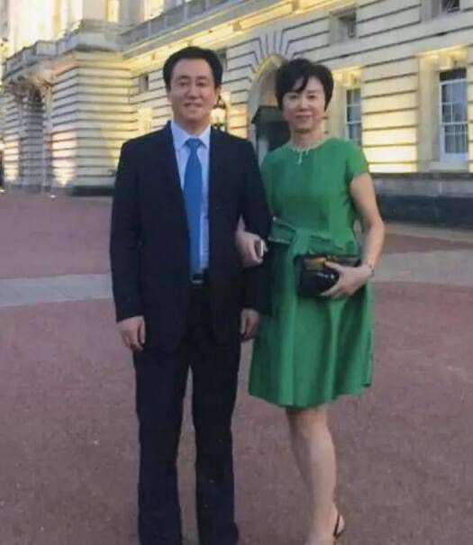 只不外那时的反派BOSS占据的是年夜厦、飞机、小岛现在时期在前进，《后天》、《2012》都扑灭了世界，《阿凡达》、《复仇者同盟》都打到了外太空，是以高帅富蝙蝠侠的敌手影武者同盟，为了进行复仇，为了复杂野心，为了弄无当局主义粉碎，年夜肆动用人力、物力、智力、武力，强势并吞城市，焉有变态？但这么拍，全球不雅众感觉过瘾。